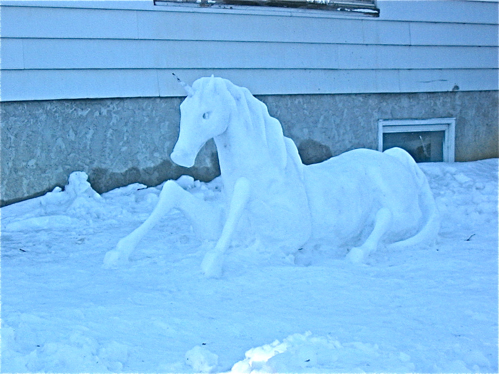 horse-snow-sculpture-by-happy-gecko.jpg